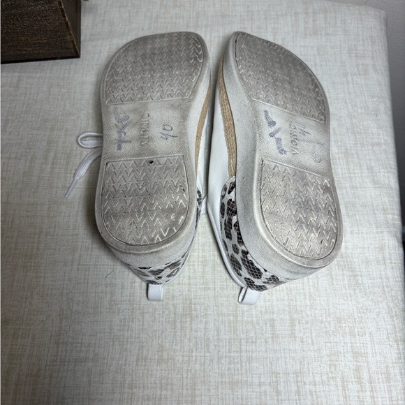 Vionic Womens Leyo White Leather Trim Casual and Fashion Sneakers Shoes New - Picture 7 of 7